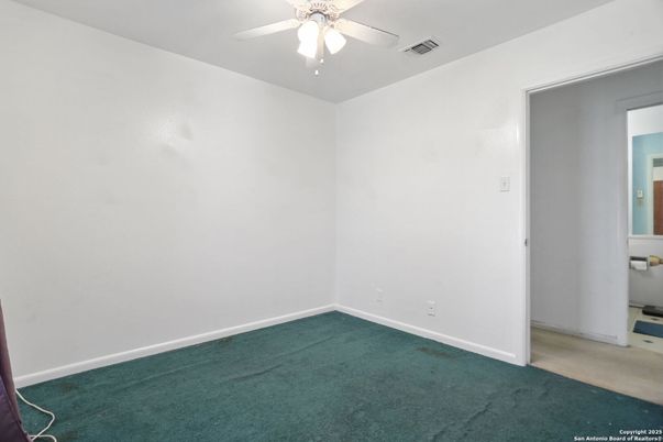 Empty room, Interior