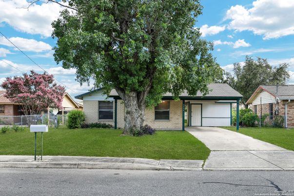 Attached, Exterior, Facade, Ranch