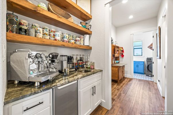 Interior, Recessed Lighting, Washer, Wood Texture Flooring