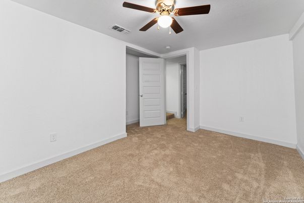 Empty room, Interior