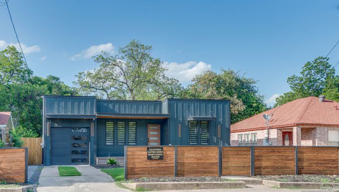 Exterior, Facade, Modern