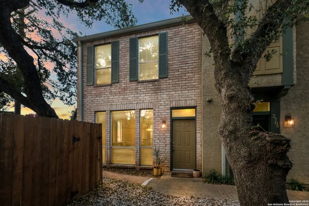 Exterior, Facade, Rowhouse