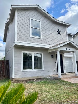 Attached, Exterior, Facade, American Craftsman