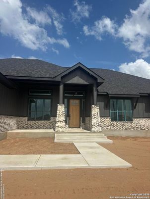 Exterior, Facade, Ranch