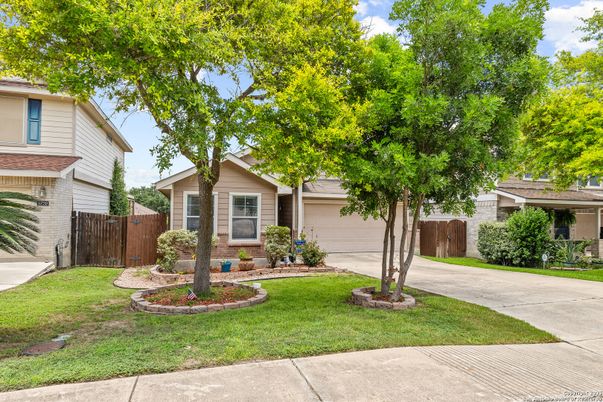 Attached, Exterior, Facade, Ranch