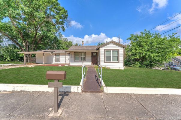 Exterior, Facade, Ranch