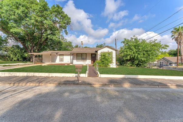 Exterior, Facade, Ranch
