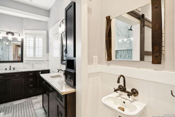 Bathroom, Dual Sink Vanities, Interior