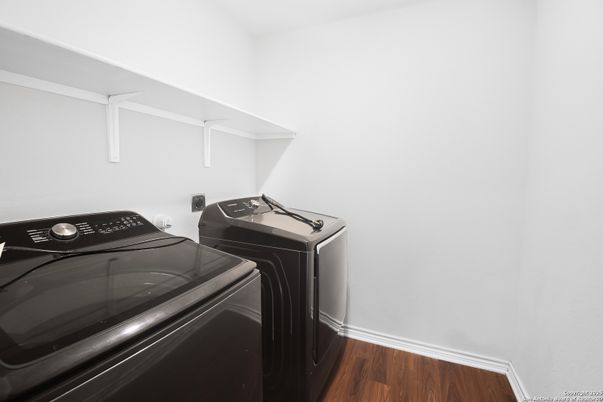 Interior, Washer, Wood Texture Flooring