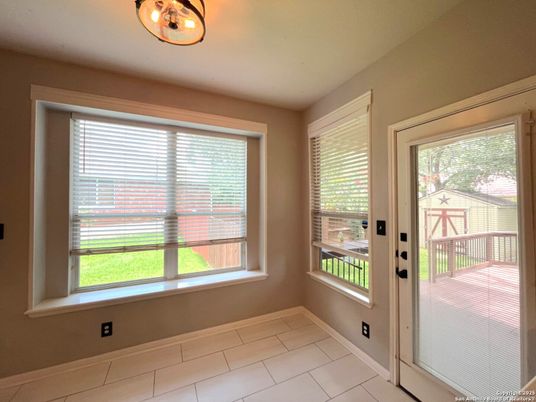 Empty room, Interior