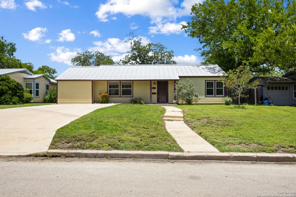 Attached, Exterior, Facade, Ranch
