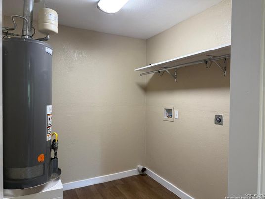 Interior, Walk-in Closets, Wood Texture Flooring
