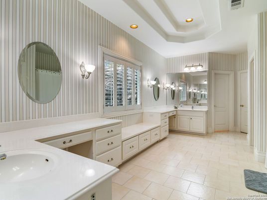 Bathroom, Dual Sink Vanities, Interior, Recessed Lighting