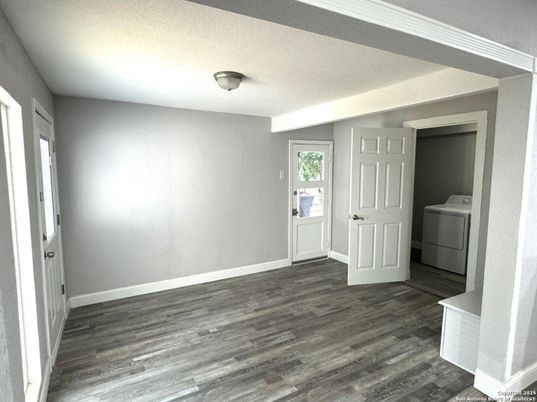 Interior, Washer, Wood Texture Flooring