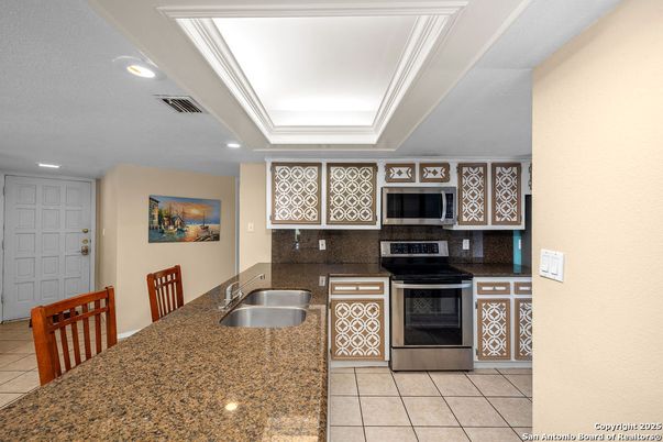 Dining room, Interior, Kitchen, Recessed Lighting, Stainless Steel Appliances
