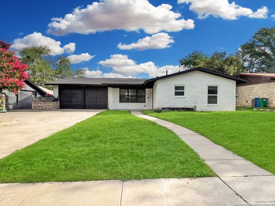 Attached, Exterior, Facade, Ranch