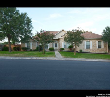 Exterior, Facade, Ranch