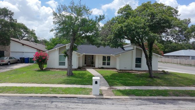 Exterior, Facade, Ranch
