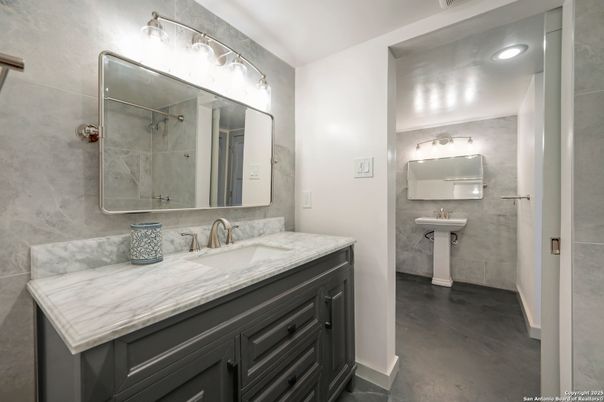 Bathroom, Dual Sink Vanities, Interior, Recessed Lighting