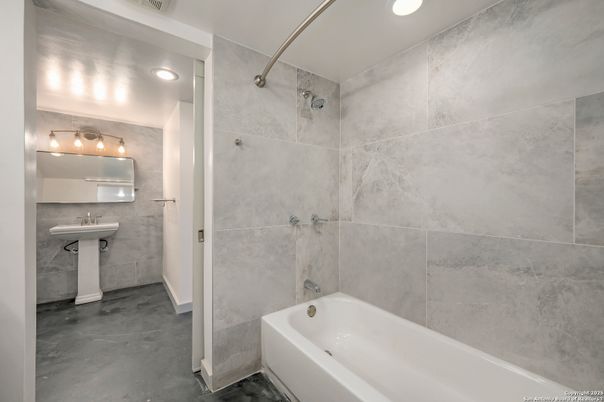 Bathroom, Interior, Recessed Lighting