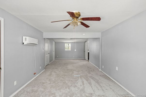 Empty room, Interior