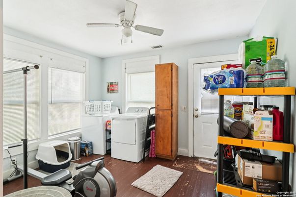 Interior, Washer, Wood Texture Flooring