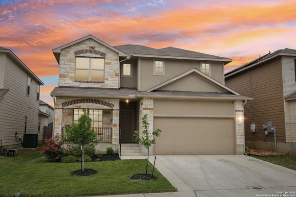 Attached, Exterior, Facade, American Craftsman