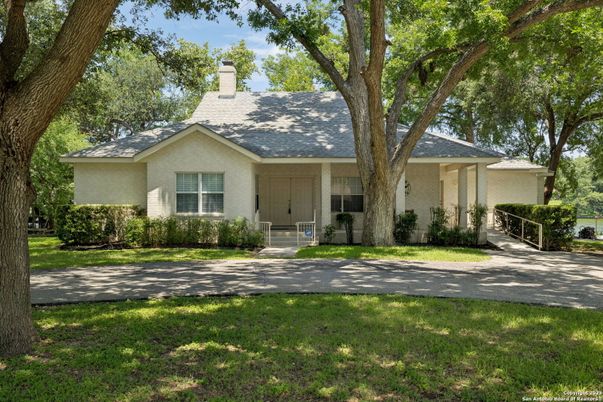 Exterior, Facade, Ranch