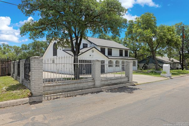 Exterior, Facade, Farmhouse
