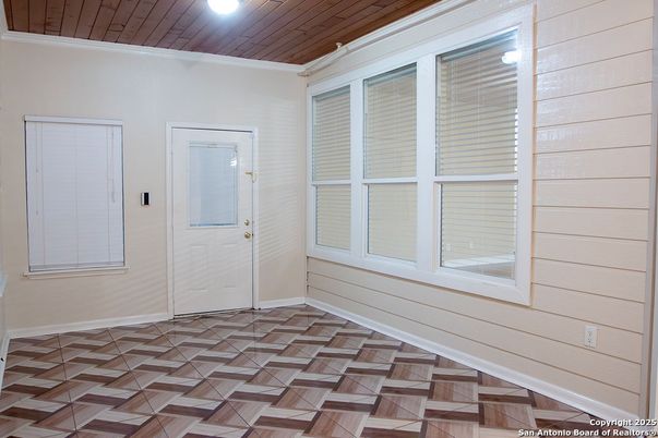 Empty room, Interior, Wooden Ceilings