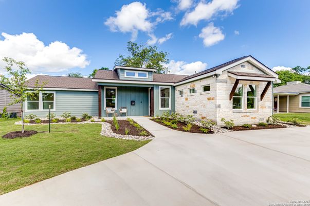 Exterior, Facade, Ranch
