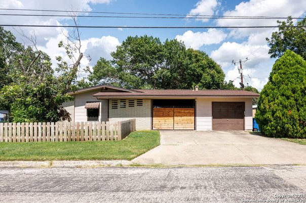 Attached, Exterior, Facade, Brick Facade, Ranch