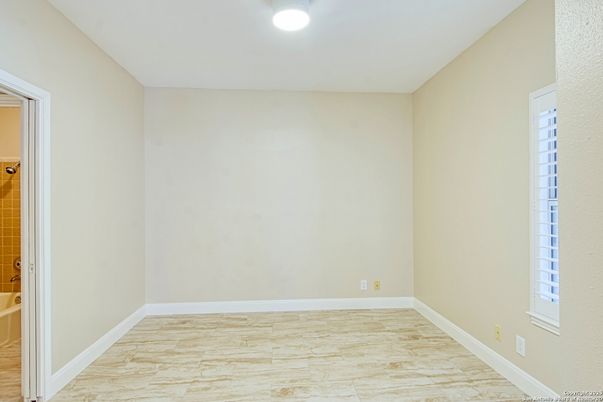 Empty room, Interior