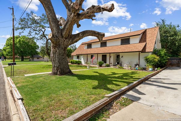 Backyard, Exterior, Facade, Split Level