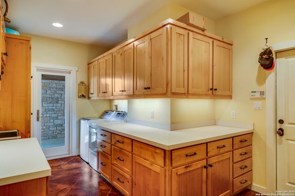 Interior, Recessed Lighting, Washer, Wood Texture Flooring