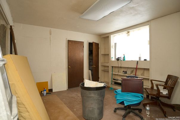 Home Office, Interior