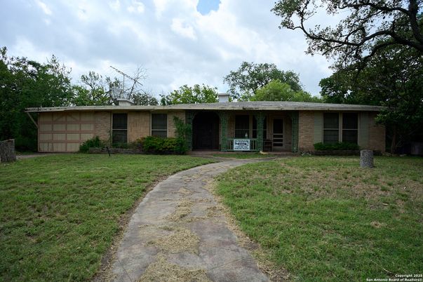 Backyard, Exterior, Facade, Brick Facade, Ranch