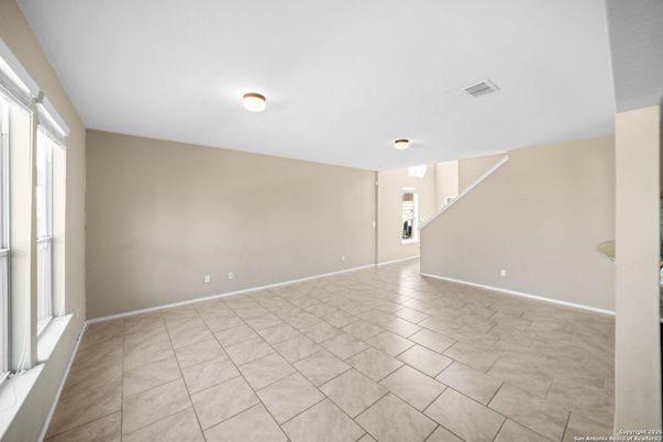 Empty room, Interior