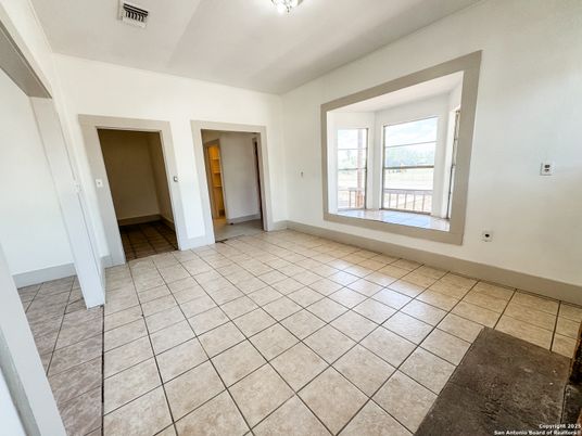 Empty room, Interior