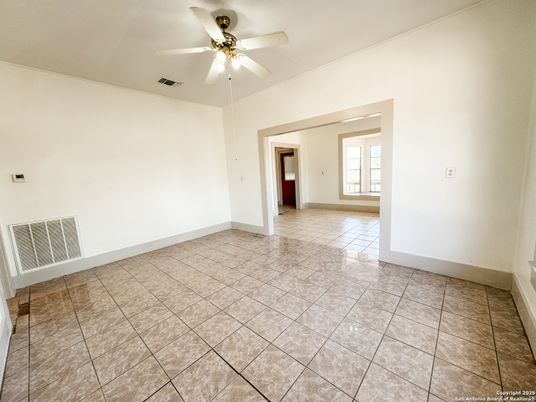 Empty room, Interior