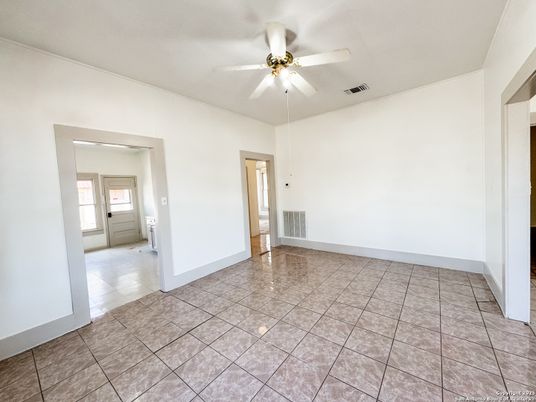 Empty room, Interior