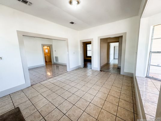 Empty room, Interior