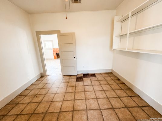 Empty room, Interior