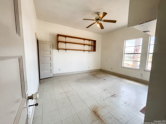 Empty room, Interior