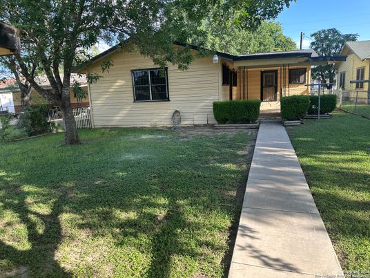 Backyard, Exterior, Facade, Ranch