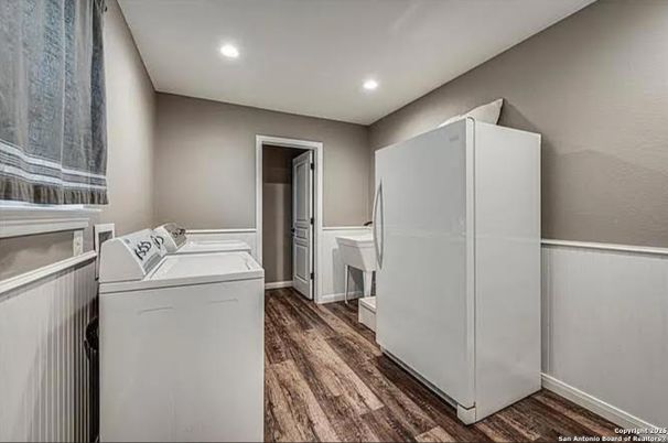 Interior, Recessed Lighting, Washer, Wood Texture Flooring