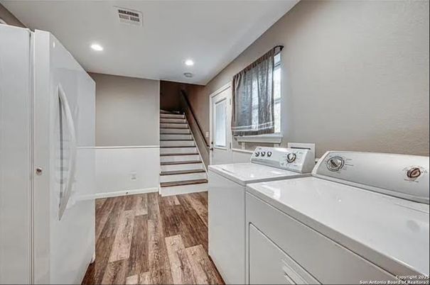 Interior, Recessed Lighting, Washer, Wood Texture Flooring