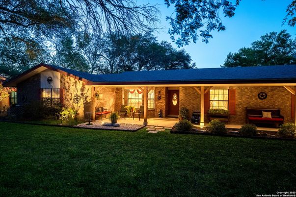 Backyard, Exterior, Facade, Brick Facade, Ranch