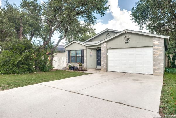Attached, Exterior, Facade, Ranch