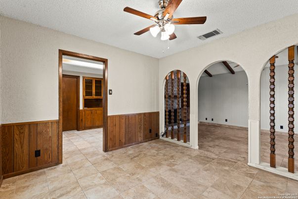 Empty room, Interior